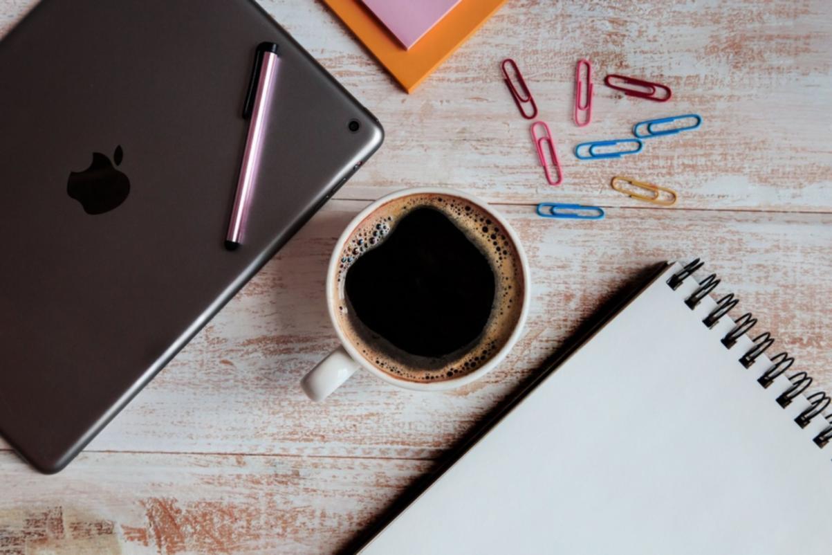 Espacio de trabajo de taller con materiales de ejercicios prácticos