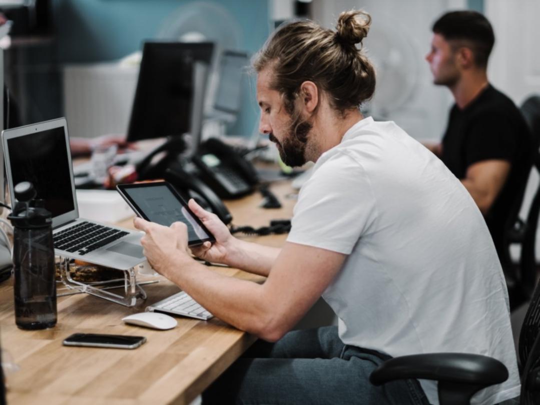 Taller de planificación de inversiones con participantes revisando estrategias