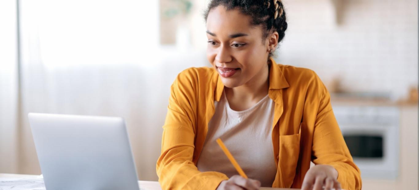 Sesión colaborativa de análisis financiero entre estudiantes