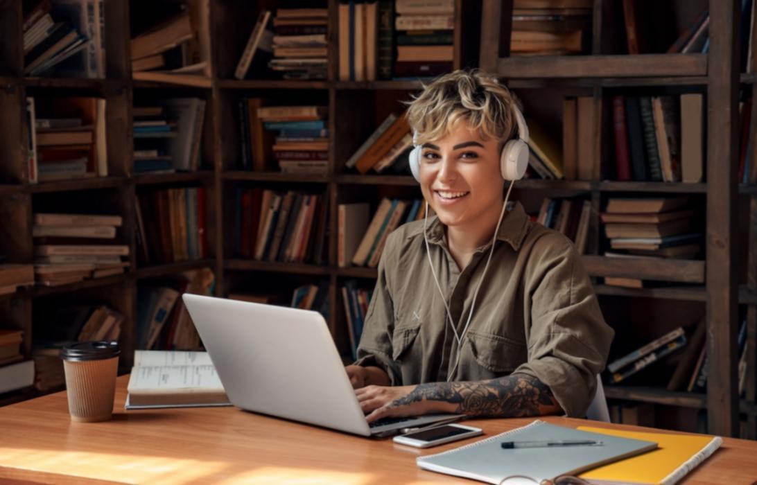 Sesión de planificación financiera con análisis de datos y documentos