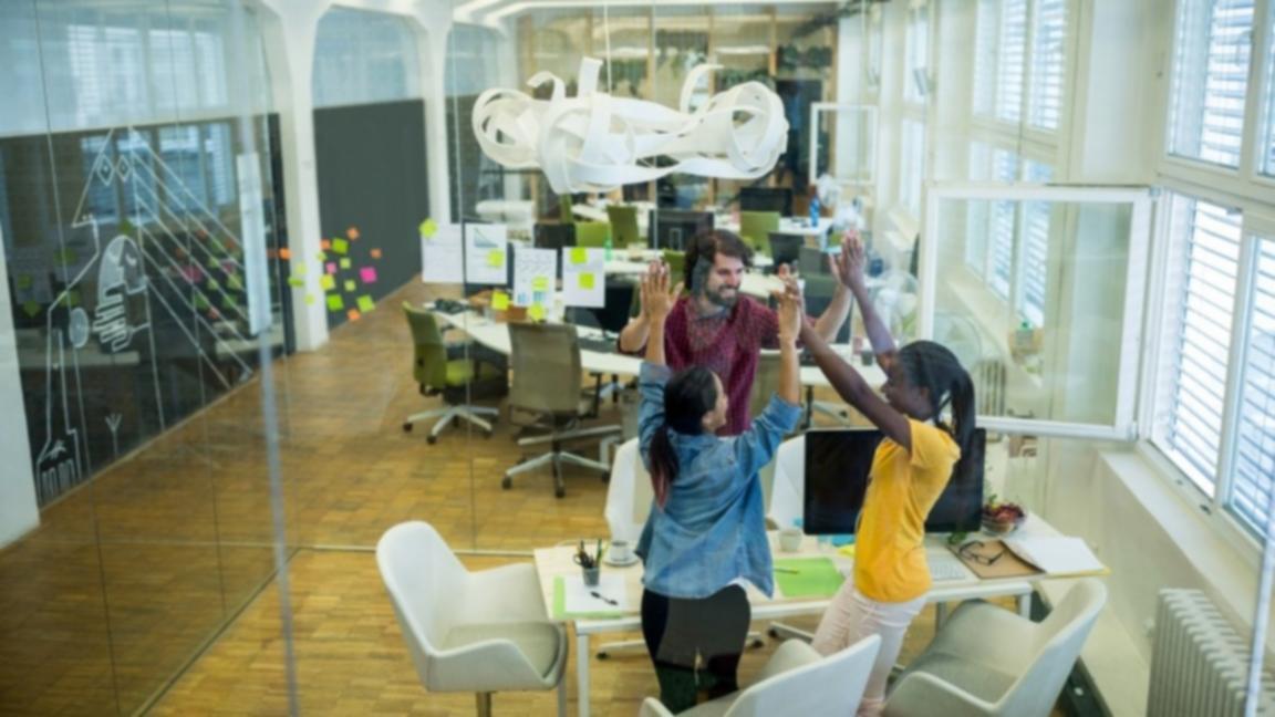 Estudiantes trabajando en ejercicios de presupuesto durante sesión práctica